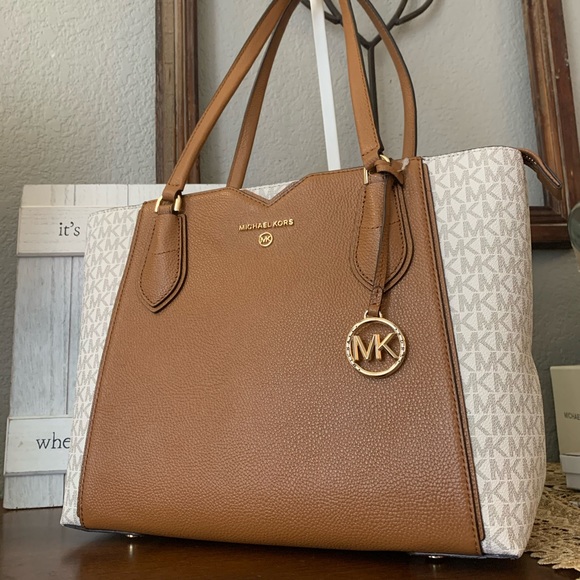 Michael Kors Handbags - Last one 🌟New MK tote 🦄🦄 very pretty roomy